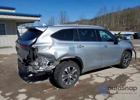 2022 Toyota Highlander Xle z USA, uszkodzony, nr VIN 5TDGZRBH9NS227493